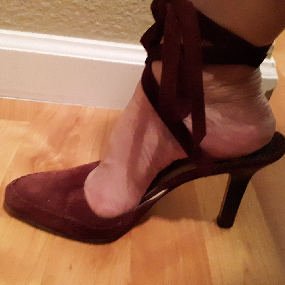 BUTTER SOFT...WOMENS JIMMY CHOO SUEDE BURGUNDY STRAP-UP PUMP Sz:7